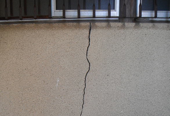 外壁のひび割れを確認