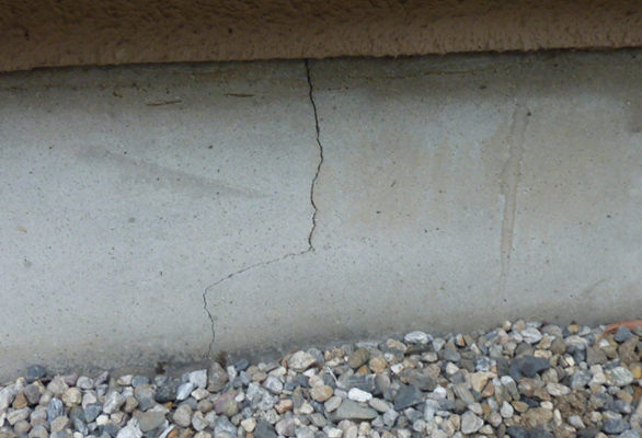 基礎のひび割れを確認